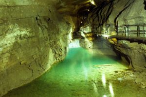 grotte-des-planches-montagnes-du-jura-